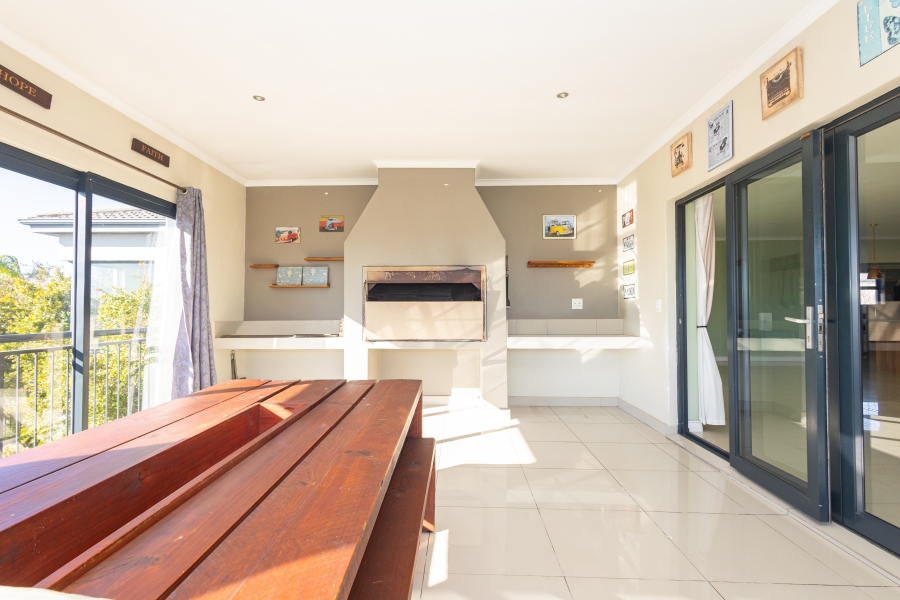 To Let 4 Bedroom Property for Rent in Kaapsig Western Cape
